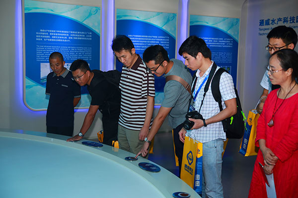 媒體代表體驗虛擬養(yǎng)魚.jpg