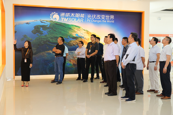 倪總裁一行參觀公司企業展廳_副本.jpg