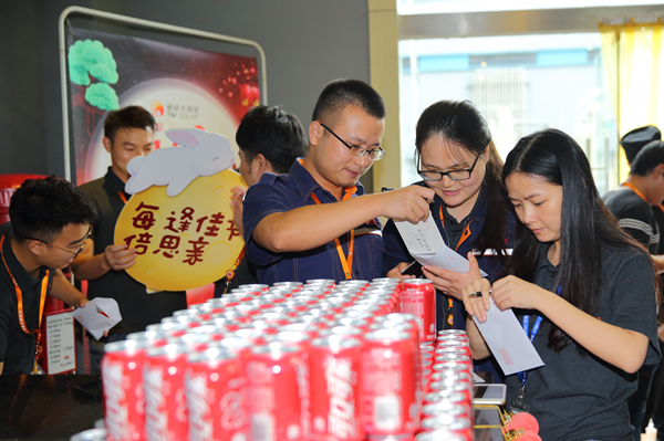 合肥公司員工小心翼翼地封裝明信片和照片_副本.jpg