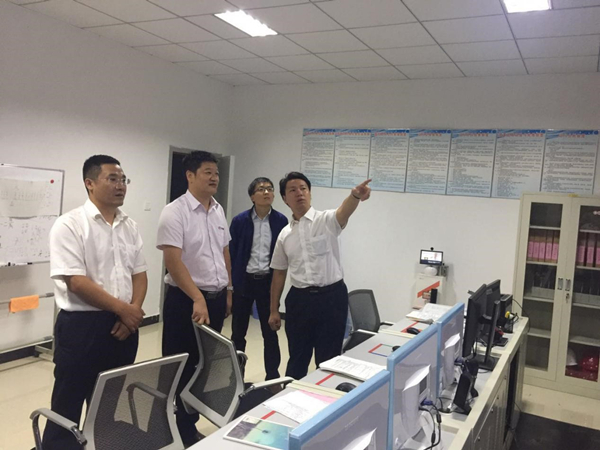 通威股份華中二區總裁幸鵬查看天門沉湖基地“漁光一體”項目_副本.jpg