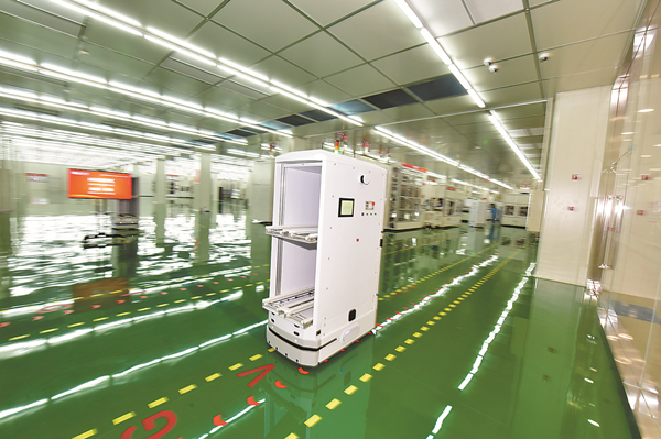 通威太陽能（成都）有限公司S2車間自動機器人（IGV）正在將待制品從退火工序送往PECVD_副本.jpg