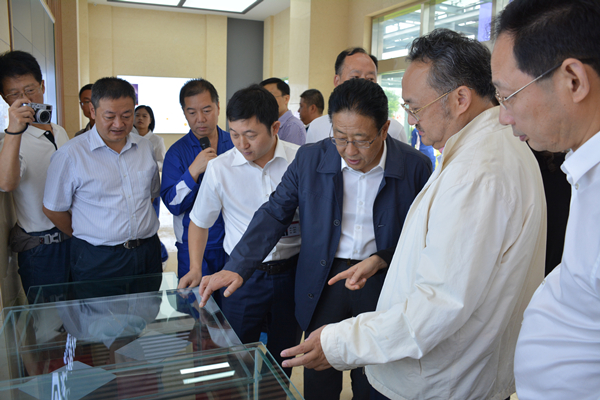 調研組一行參觀永祥硅材料展廳成品展示現場_副本.jpg