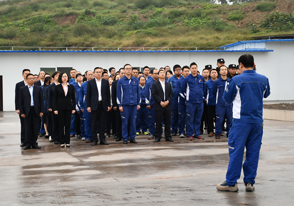 全體員工認(rèn)真聆聽安全分享_副本.jpg