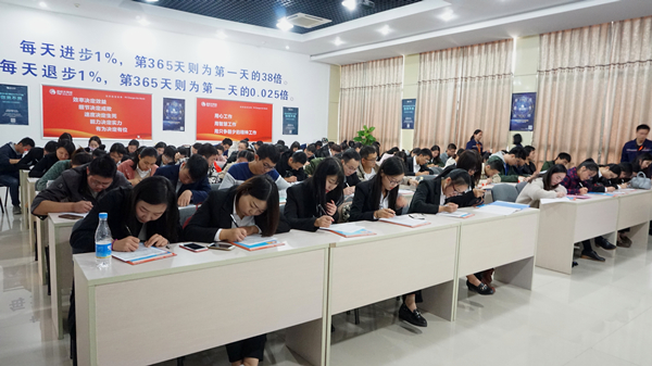 學生們認真填寫應聘登記表_副本.jpg
