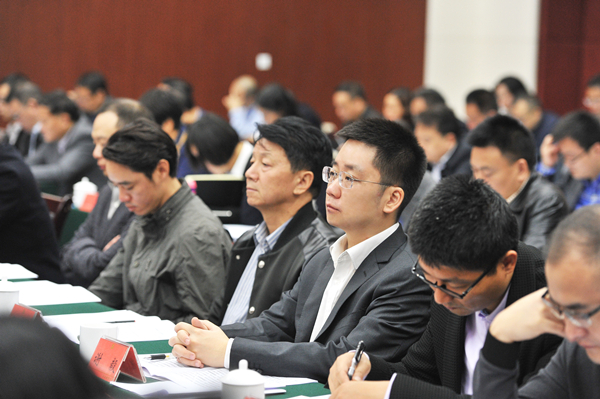 謝毅董事長出席大會并認(rèn)真聽取講話_副本.jpg