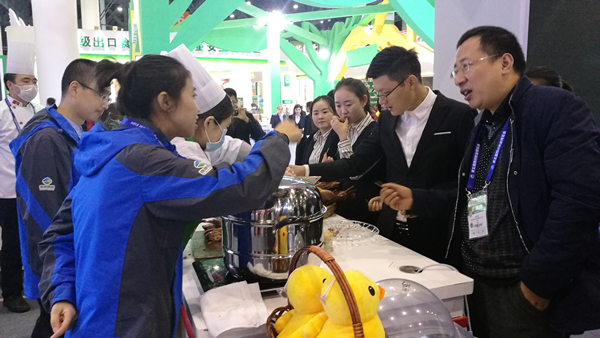逛展市民紛紛試吃購買通威產品_副本.jpg