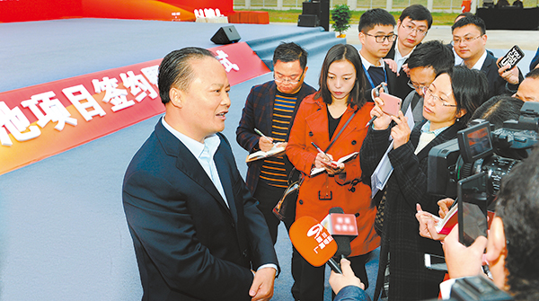 十一屆全國政協(xié)常委、通威集團(tuán)董事局劉漢元主席接受主流媒體采訪.jpg